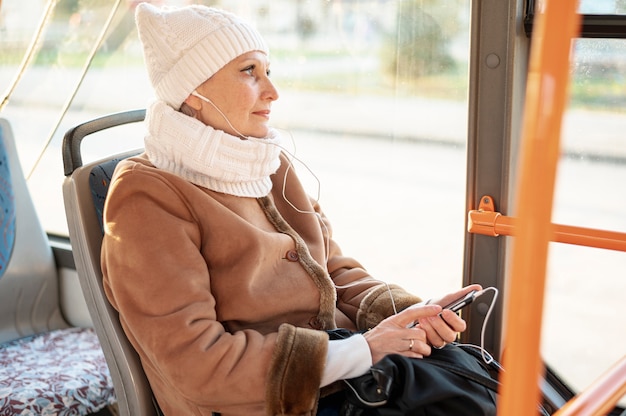 Musica d'ascolto femminile senior dell'angolo alto