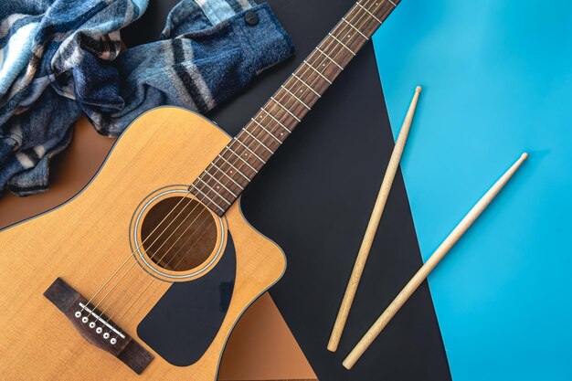 Musica di sottofondo con vista dall'alto di chitarra e bacchette