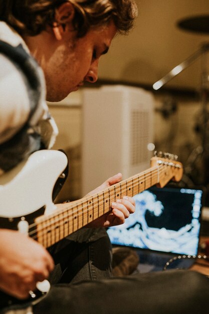 Musicista che suona la chitarra elettrica, fotografia estetica