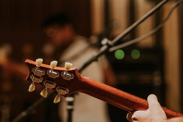 Musicista che suona la chitarra in sottofondo, fotografia estetica