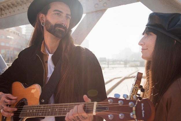 Musicista che suona la chitarra per le strade