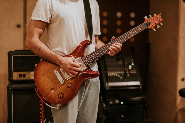 Musicista che suona la fotografia estetica della chitarra