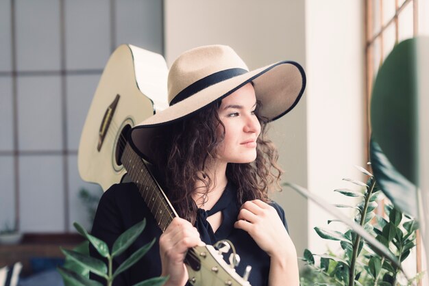 Musicista con chitarra sopra la spalla