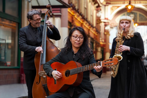 Musicisti di campo medio che fanno musica jazz all'esterno