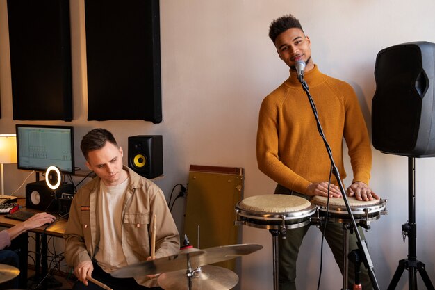 Musicisti di tiro medio che lavorano in studio