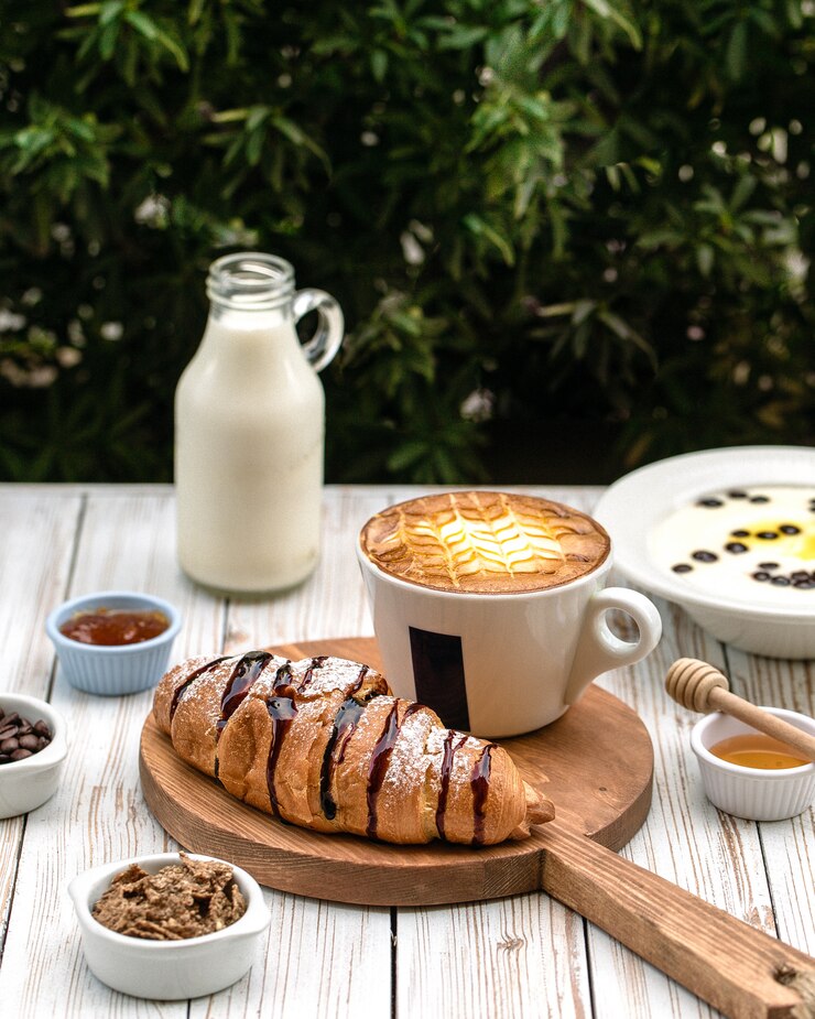 Foto gratuito ñ roissants servito con una tazza di caffè