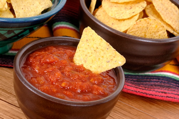 nachos messicani con salsa