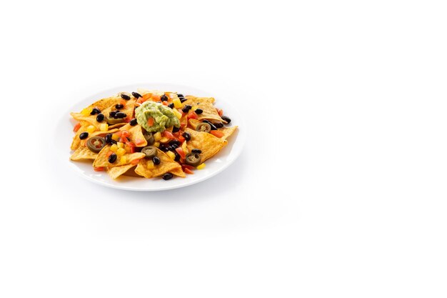 Nachos messicani tortilla chips con fagioli neri, guacamole, pomodoro e jalapeno isolati su sfondo bianco