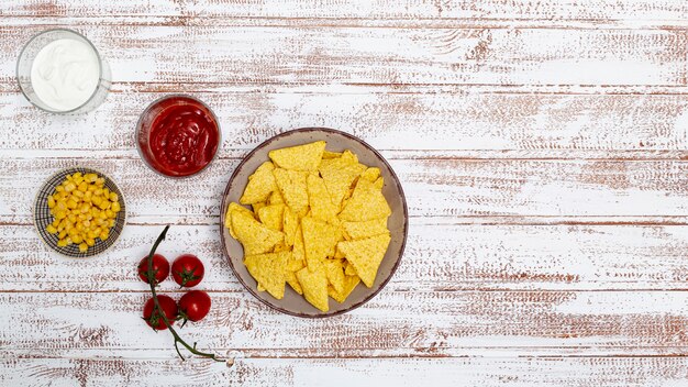 Nachos tradizionali croccanti con salse e mais