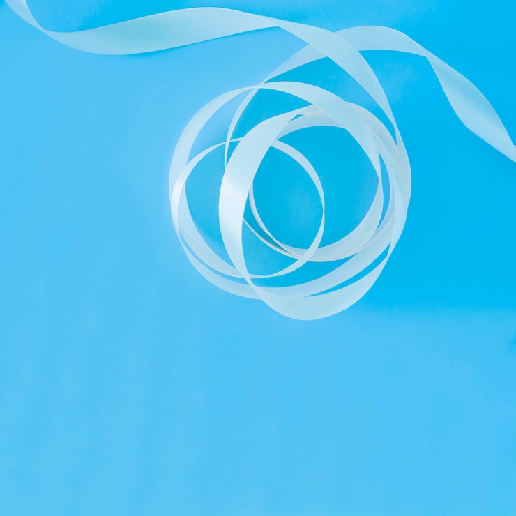 Foto gratuito nastro trasparente bianco su sfondo blu
