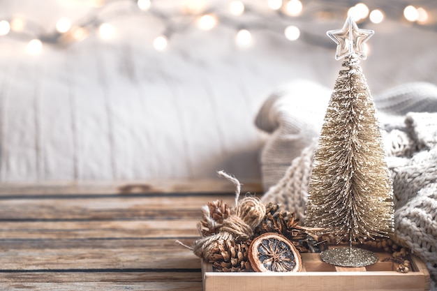 Natale decorazioni festive ancora in vita su sfondo di legno, il concetto di comfort domestico e vacanza