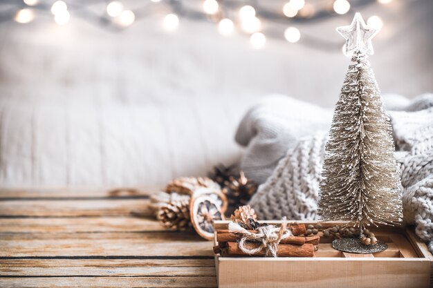 Natale decorazioni festive ancora in vita su sfondo di legno, il concetto di comfort domestico e vacanza