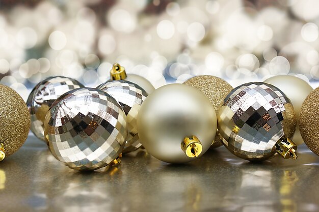 Natale sfondo di palline d&#39;oro