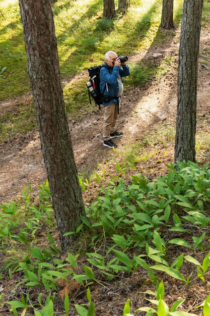 Natura fotografica dell'uomo più anziano durante lo zaino in spalla