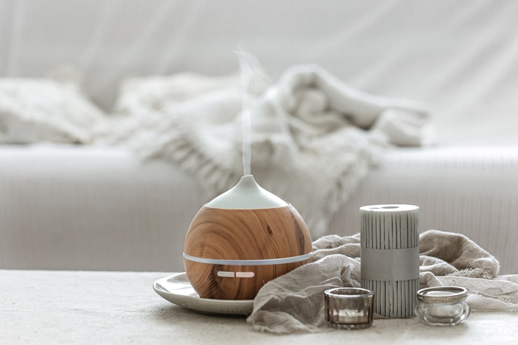 Foto gratuito natura morta con diffusore di aromi per umidificare l'aria e dettagli di arredo d'interni in stile scandinavo.