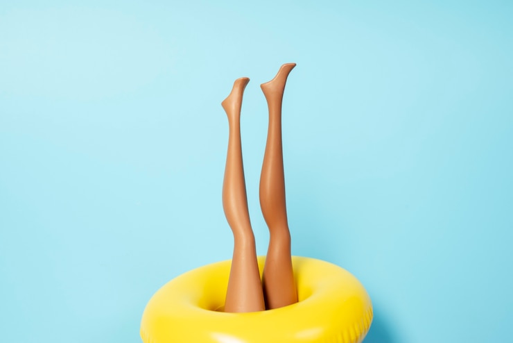 Foto gratuito natura morta con il concetto di spiaggia naturista