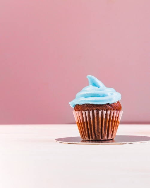 Natura morta con muffin di compleanno