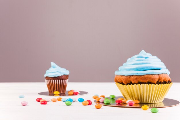 Natura morta con muffin di compleanno