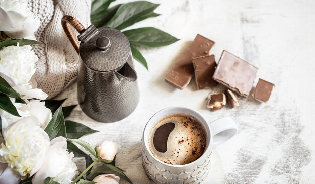 Natura morta con una tazza di caffè e fiori