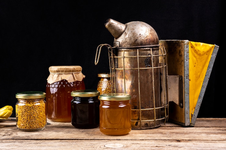 Foto gratuito natura morta con utensili di miele