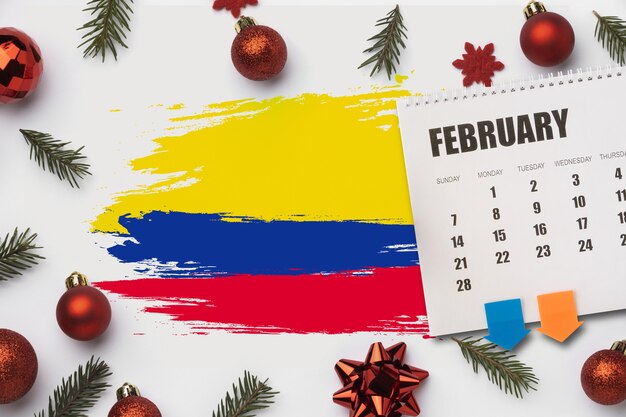 Natura morta del calendario di natale con la bandiera colombiana