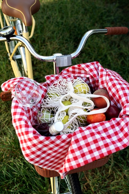 Natura morta del cestino della bicicletta