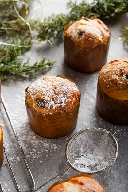 Natura morta deliziosa composizione di panettoni