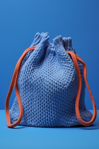 Natura morta della borsa lavorata a maglia blu