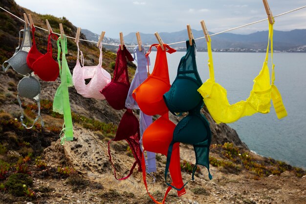 Natura morta di diversi tipi di reggiseni all'aperto