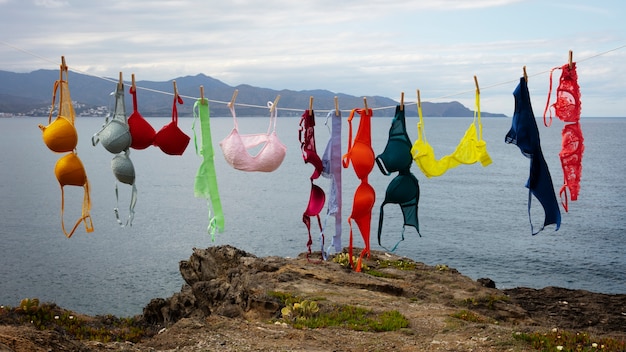 Natura morta di diversi tipi di reggiseni all'aperto