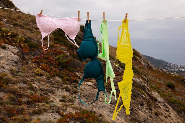 Natura morta di diversi tipi di reggiseni all'aperto