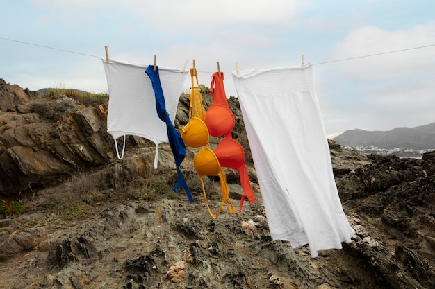 Natura morta di diversi tipi di reggiseni all'aperto