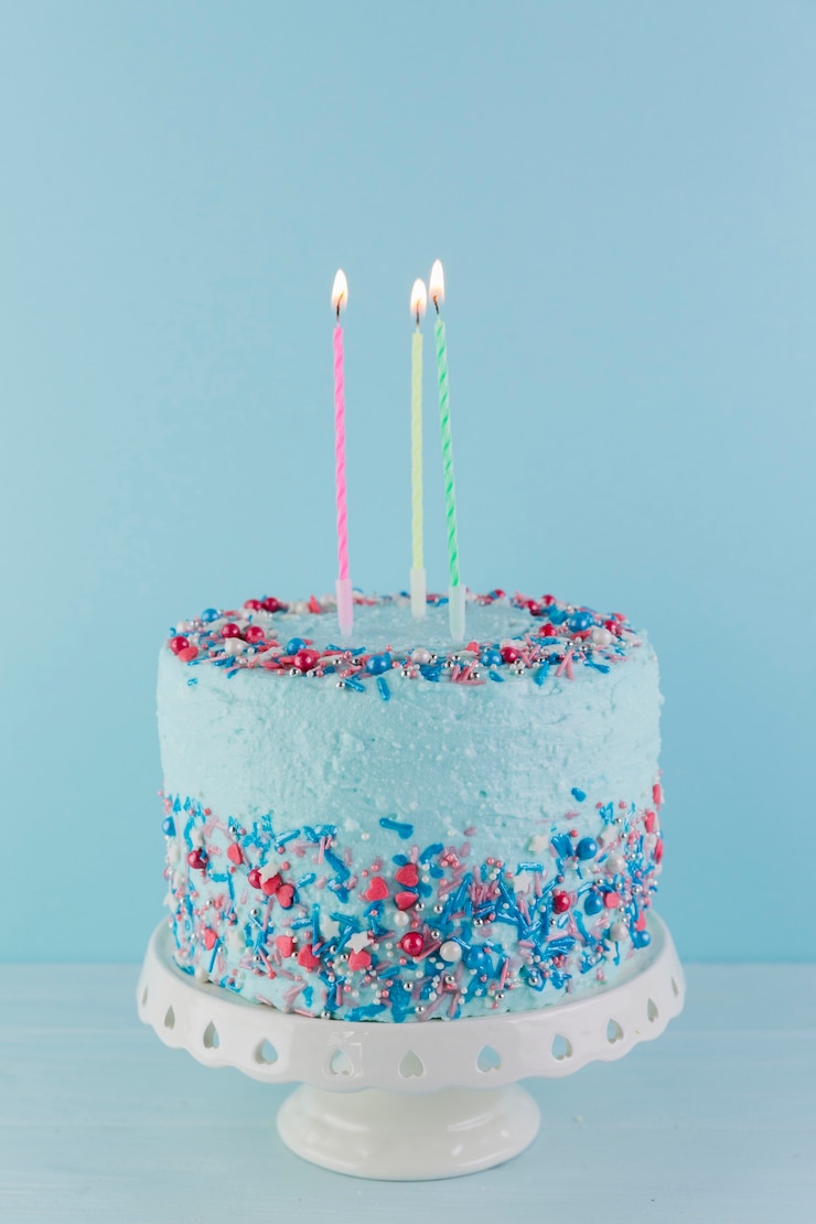 Foto gratuito natura morta di gustosa torta di compleanno