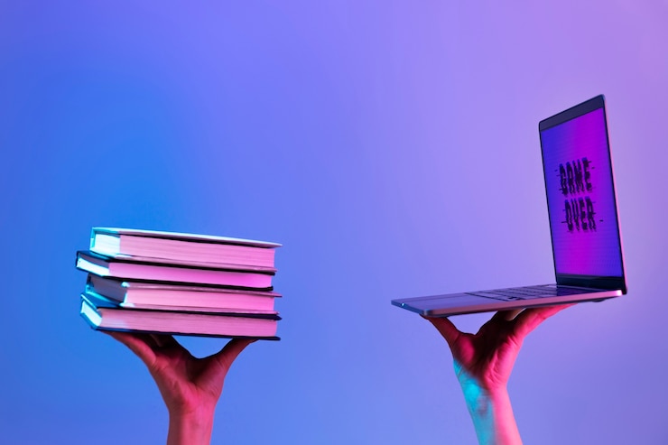 Foto gratuito natura morta di libri contro tecnologia