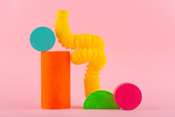 Foto gratuito natura morta di piccoli oggetti decorativi dai colori vivaci