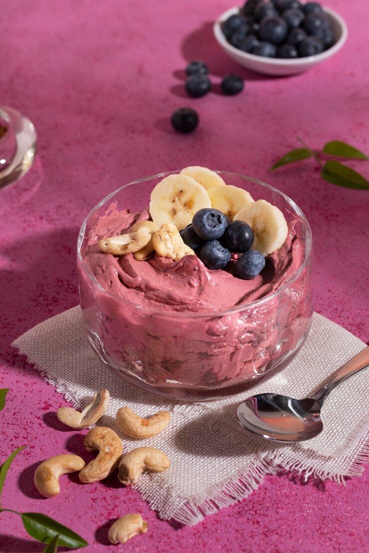 Foto gratuito natura morta di tazza di acai brasiliano dessert