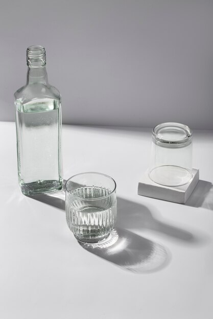 Natura morta di tazze di vetro