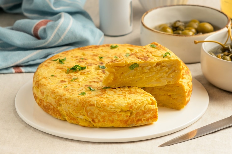 Foto gratuito natura morta di tortilla spagnola di patate