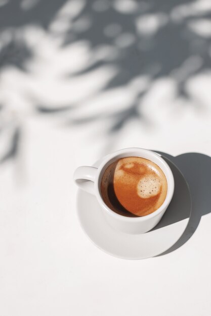 Natura morta di una tazza di caffè rilassante sulla terrazza
