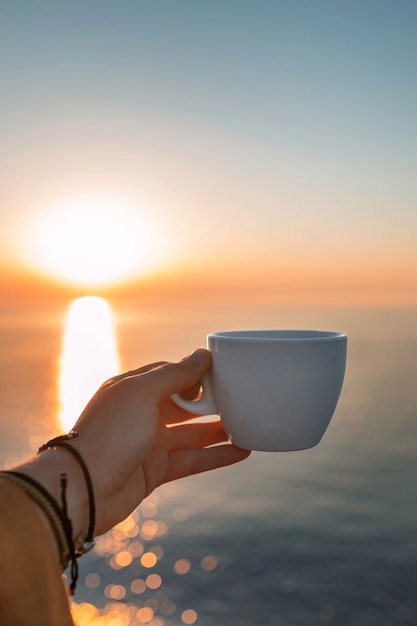 Natura morta di una tazza di caffè rilassante sulla terrazza