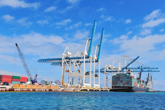 Nave da carico al porto di Miami