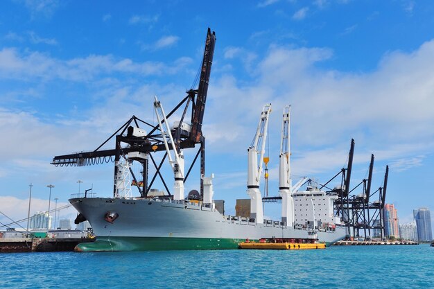 Nave da carico al porto di Miami