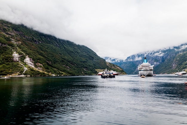 Nave da crociera sul mare con le montagne