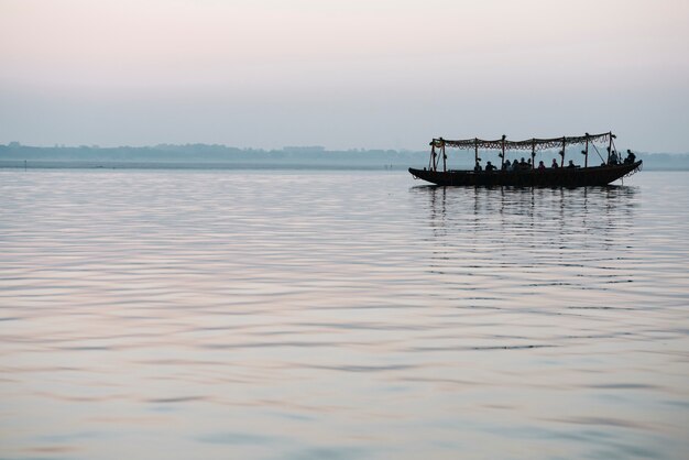 Navigazione di legno della barca sul fiume Ganges a Varanasi, India