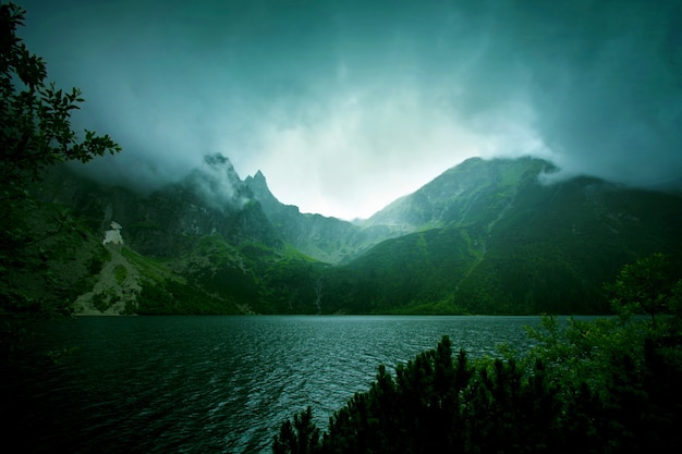 Nebbia e nubi scure in montagna.