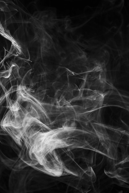 Nebbia strutturata del fumo tinta su fondo nero