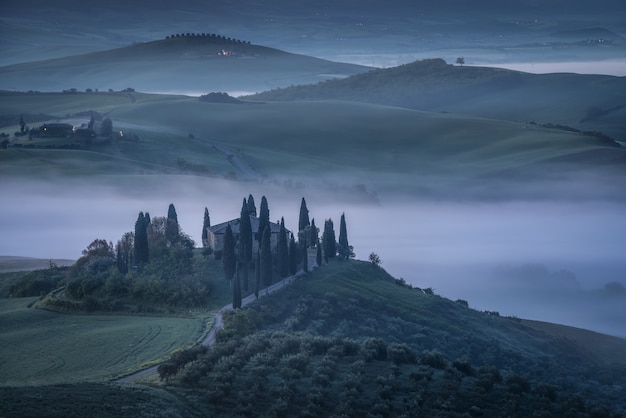 Nebbioso paesaggio naturale con una villa rustica