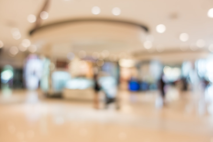 Foto gratuito negozi in centro commerciale sfocata