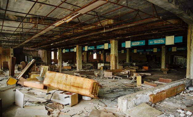 Negozio di supermercati nella zona di esclusione di Chernobyl con le rovine della zona abbandonata della città di pripyat della città fantasma della radioattività