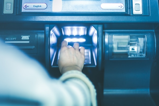 Nella banca ATM, immettere la password